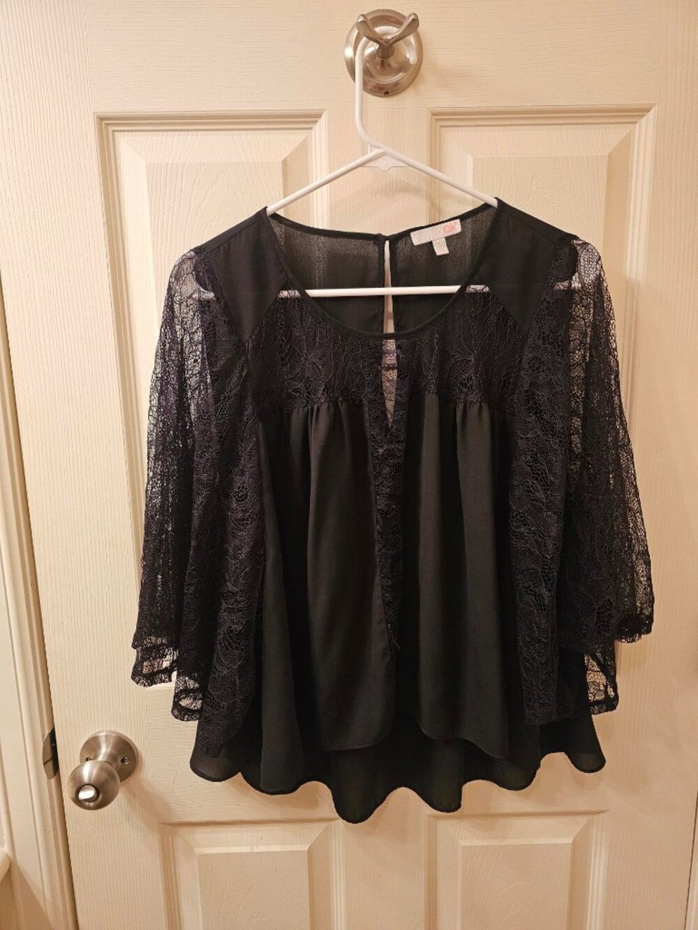 Gianni Bini Large Black Blouse w / Lace
